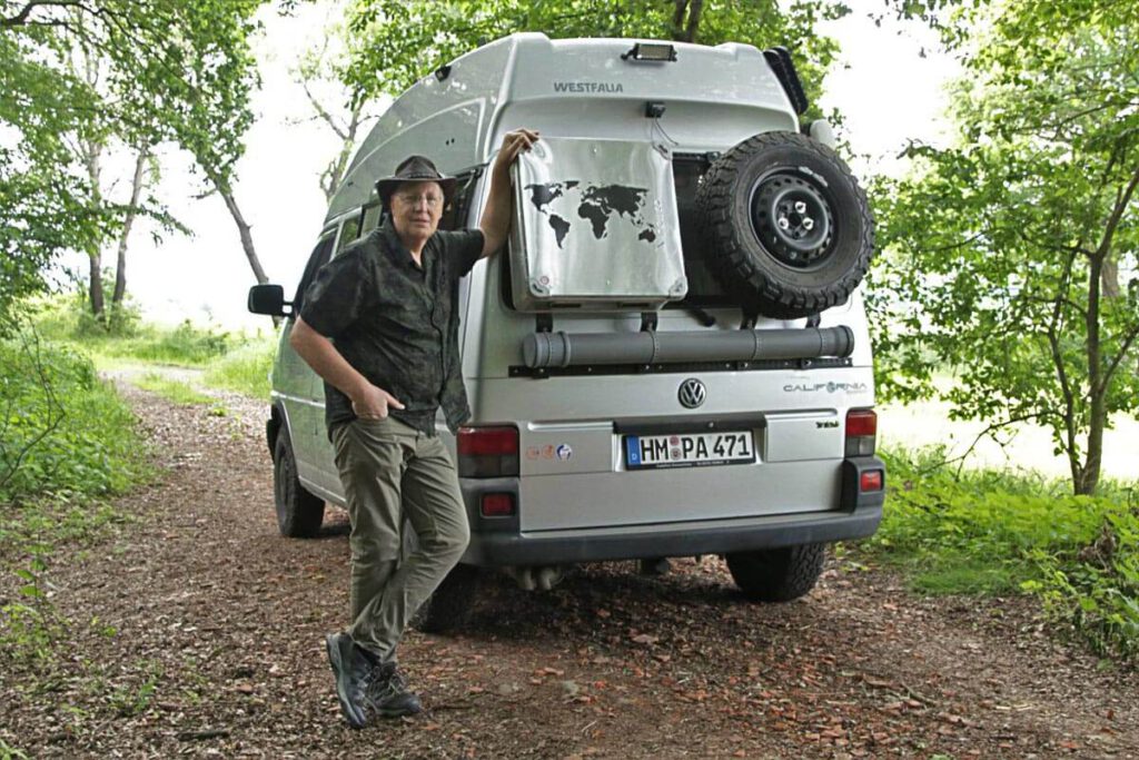 Burkhard Hildebrandt (Travel Of Hope) mit seinem Tour-Bulli